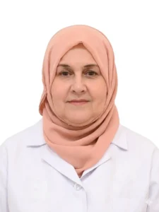 طبيبة أسنان ضمن الفريق الطبي في عيادة بريفيا دنت بالرياض