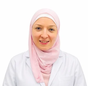 طبيبة أسنان ضمن الفريق الطبي في عيادة بريفيا دنت بالرياض